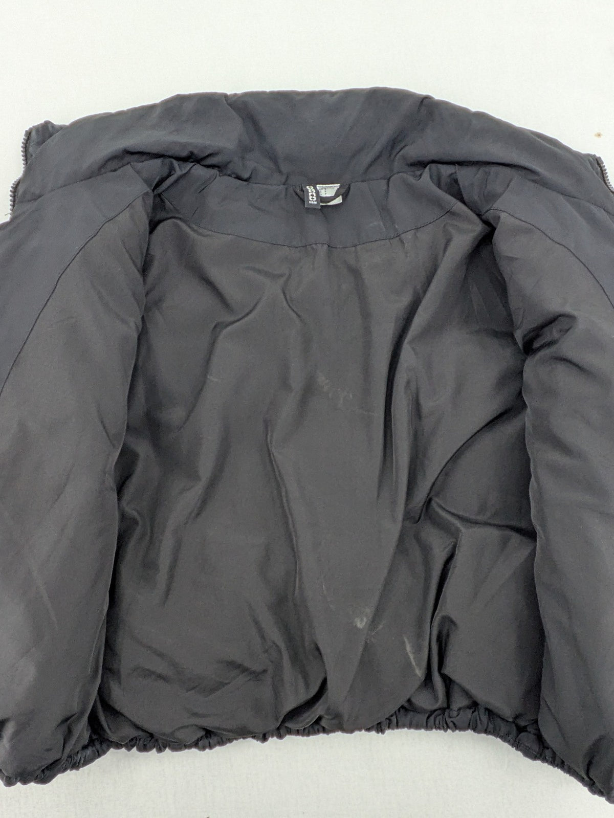 H&M Divided black cropped puffer jacket with zip closure and high collar.