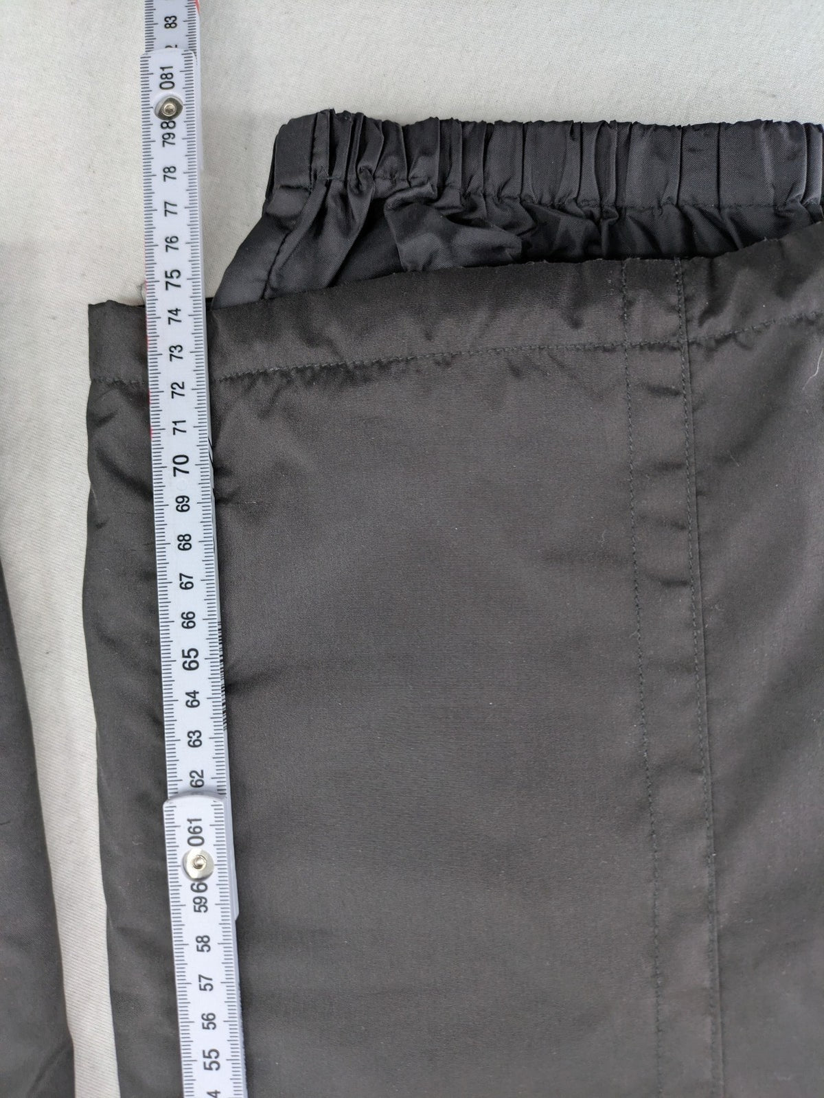 GEF black ski pants size 40, insulated, featuring zippered cuffs and snow gaiters.