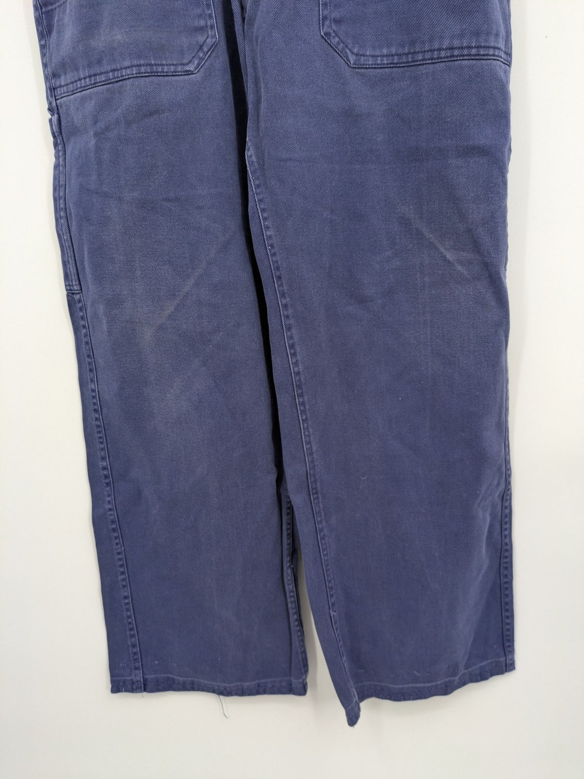 Baumwolle navy pants adjustable straps, zipper chest pocket, durable cotton material.