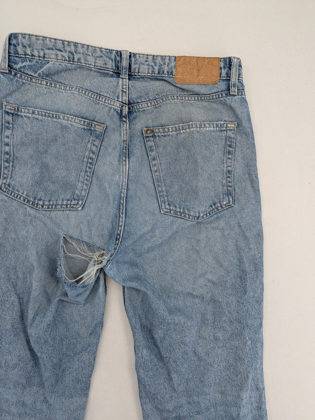 H&M blue wide leg jeans with distressed details and high waist, 100% cotton.