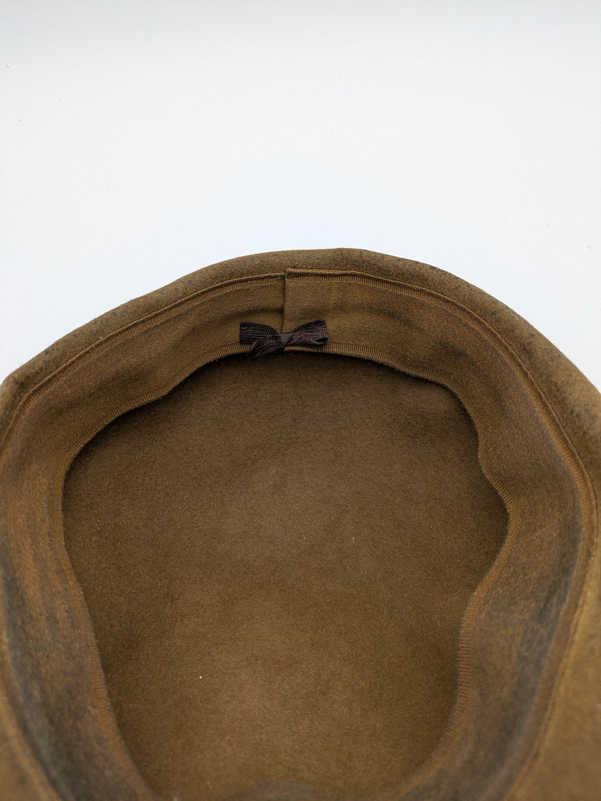 Guerra 1853 brown flatcap classic style with side metal logo and felt material.