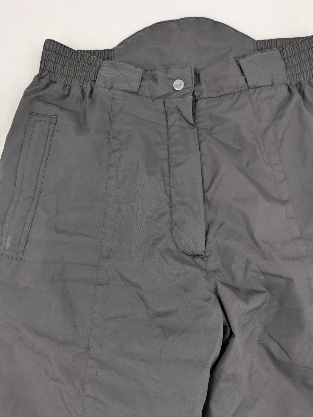 GEF black ski pants size 40, insulated, featuring zippered cuffs and snow gaiters.