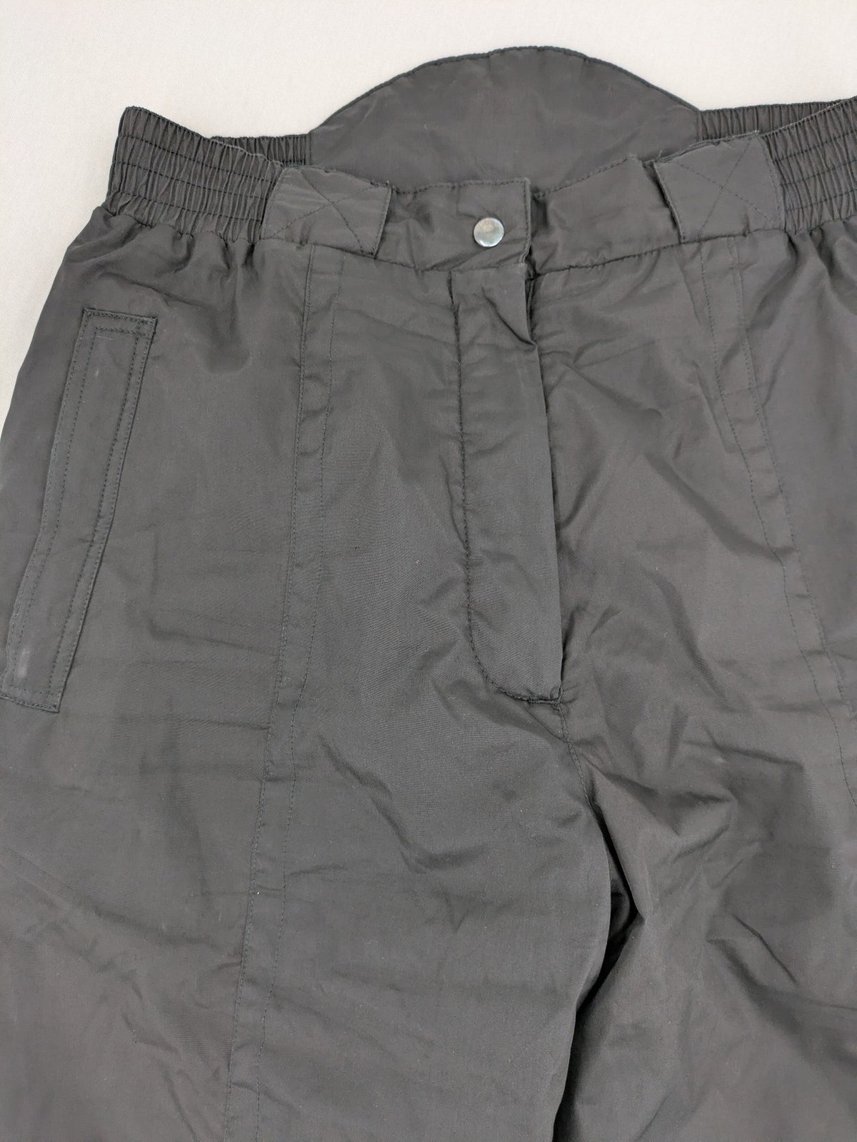 GEF black ski pants size 40, insulated, featuring zippered cuffs and snow gaiters.
