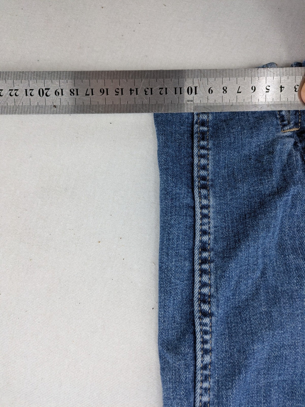 Yessica blue skinny jeans with two-tone side stripe and classic five-pocket design.