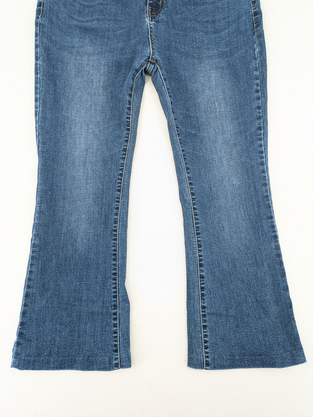 Obiettivo blue bootcut jeans 5-pocket design, comfortable stretch denim, classic medium wash.
