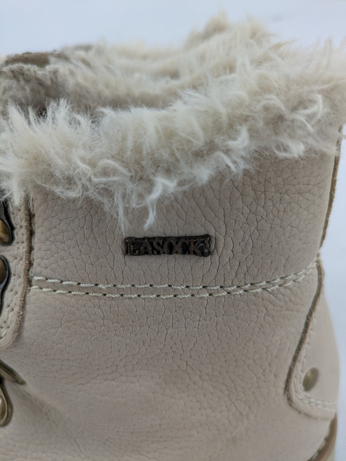 Lasocki beige winter boots size 36, warm faux fur lining, sturdy lace-up design.