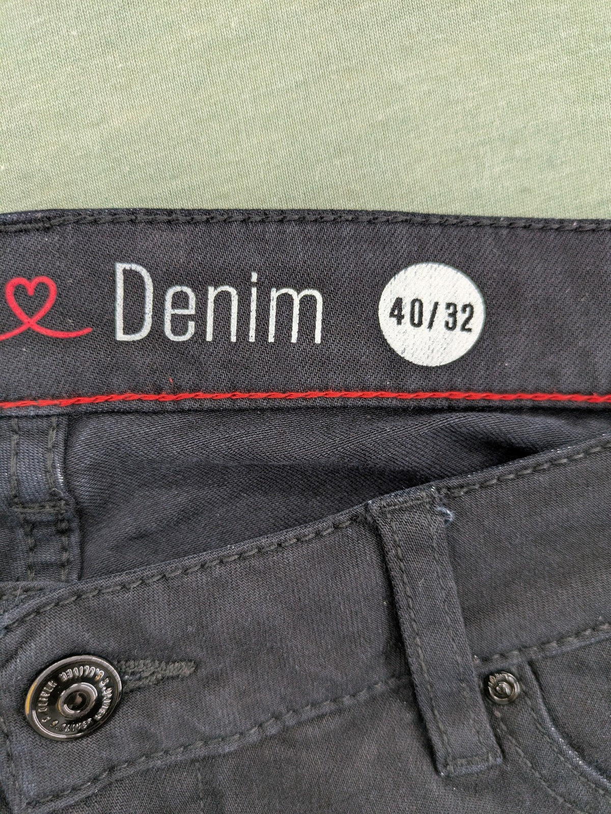s.Oliver green straight jeans with white side stripe and classic 5-pocket style.