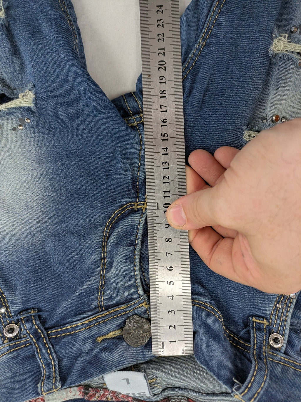 Damen blue straight jeans destroyed look with rhinestones and studs, low rise fit.