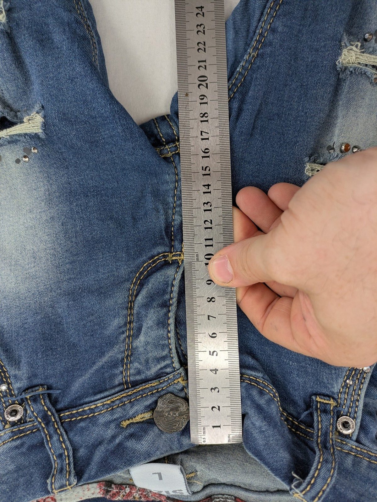Damen blue straight jeans destroyed look with rhinestones and studs, low rise fit.