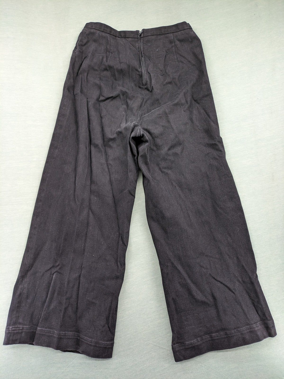 Tailor black culotte pants high waist wide leg with discreet back zipper.
