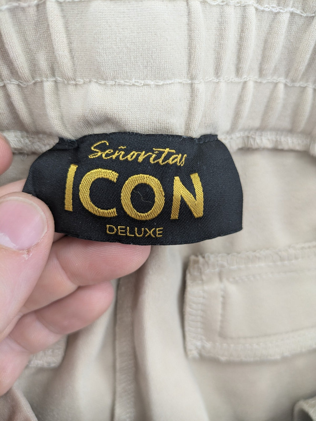 Señoritas Icon Deluxe beige jogger pants with elastic waistband and cargo pockets.
