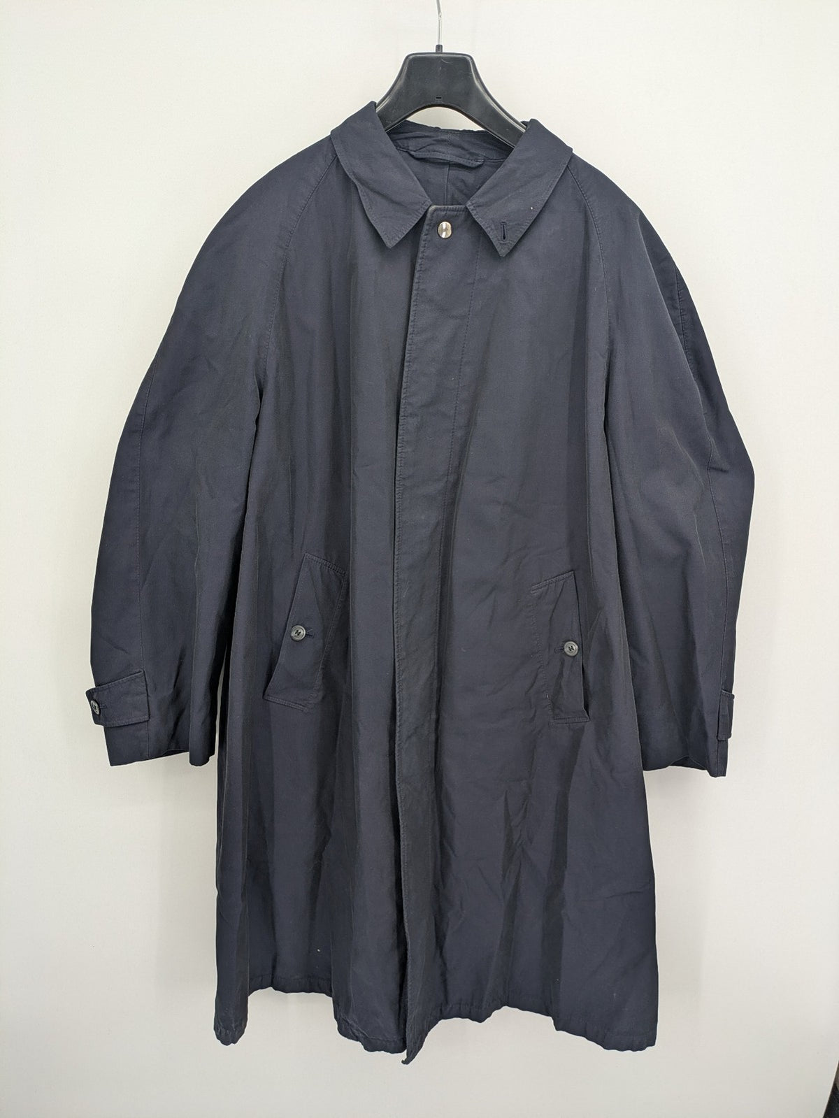 Freic navy trench coat single-breasted design with elegant collar and buttoned flap pockets.