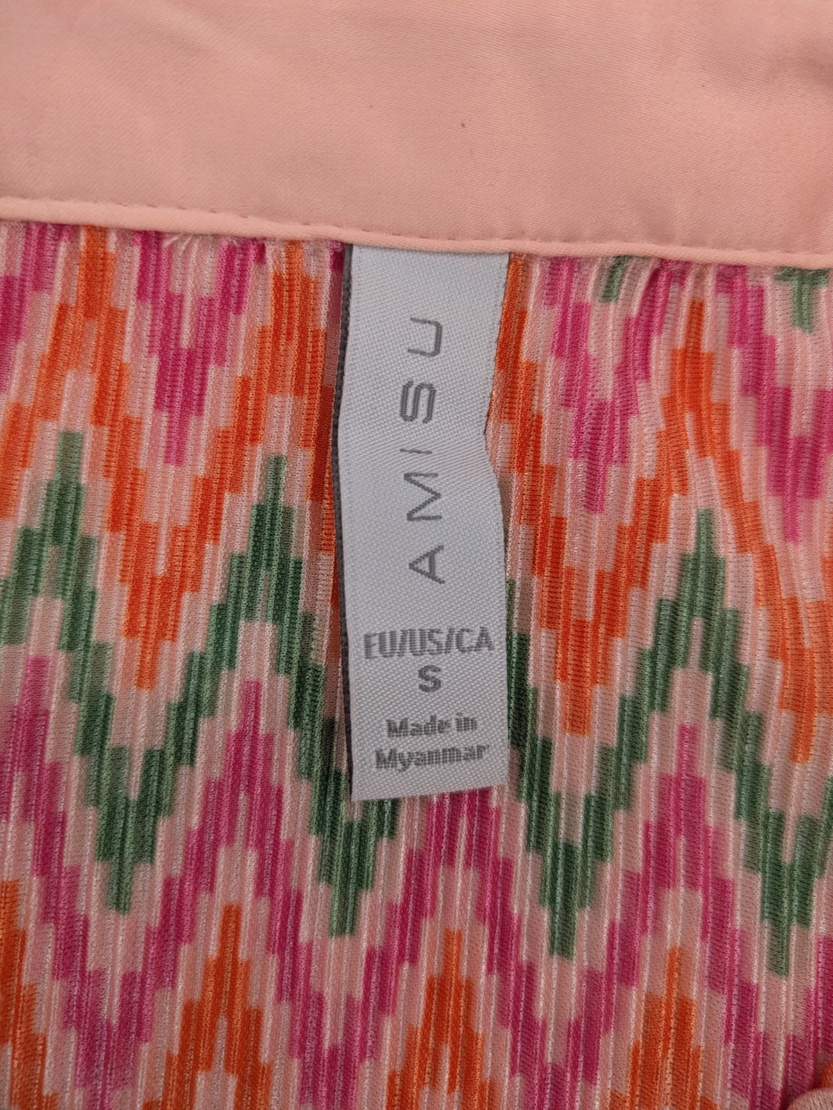 Amisu pink blouse with vibrant zigzag pattern and contrasting light pink collar and cuffs.