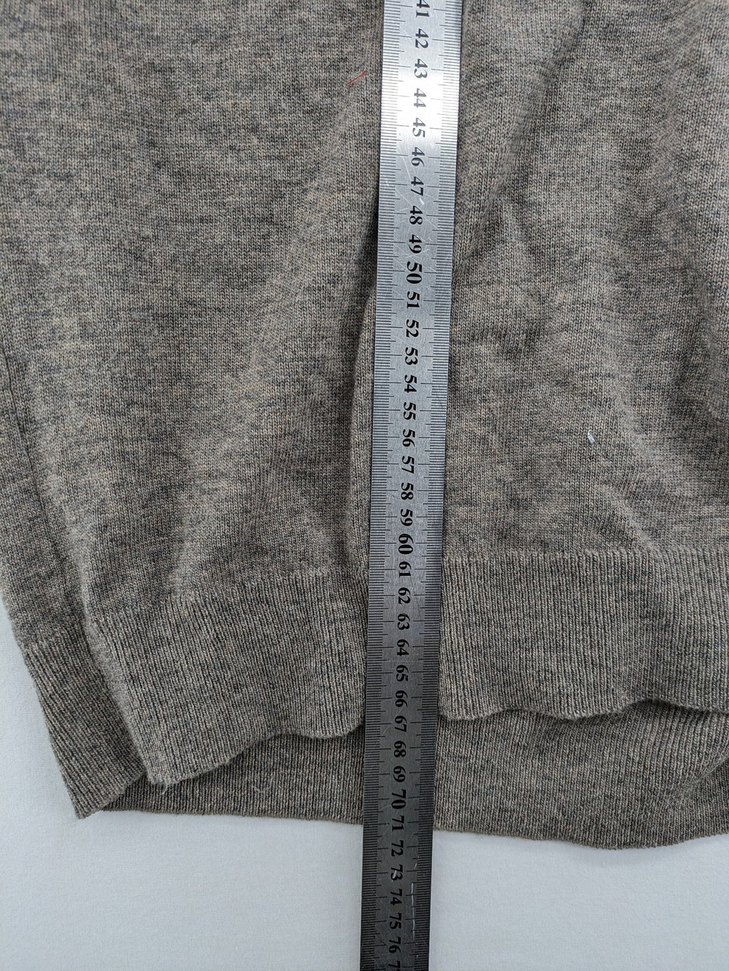 GANT grey V-neck sweater extra fine lambswool with subtle embroidered logo.