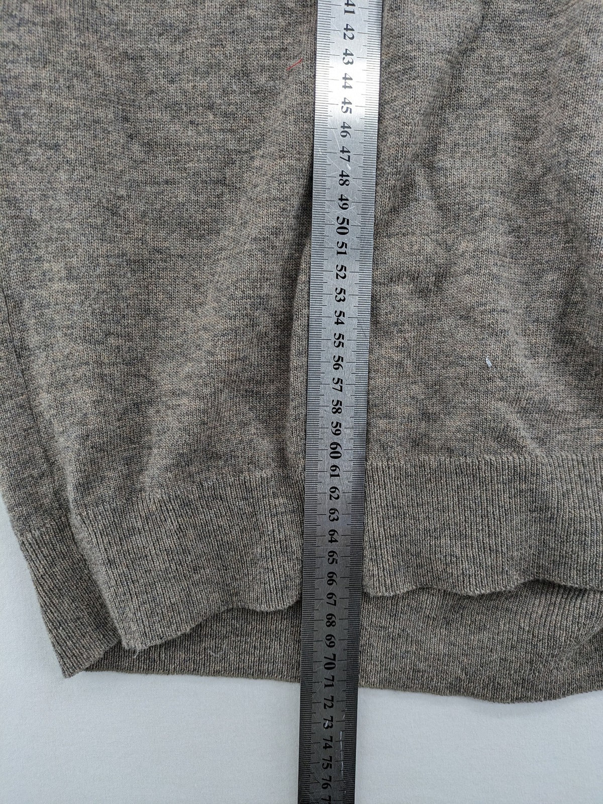 GANT grey V-neck sweater extra fine lambswool with subtle embroidered logo.