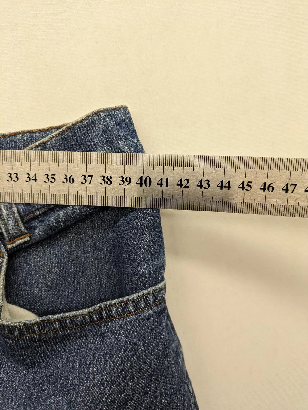 BRAX blue straight jeans with 5-pocket style and classic denim material.