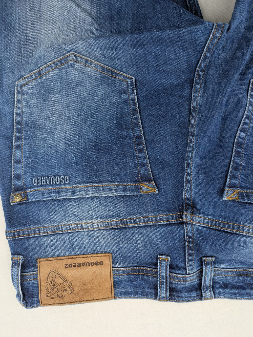 Dsquared2 blue straight jeans with five-pocket design and button fly, made in Italy.