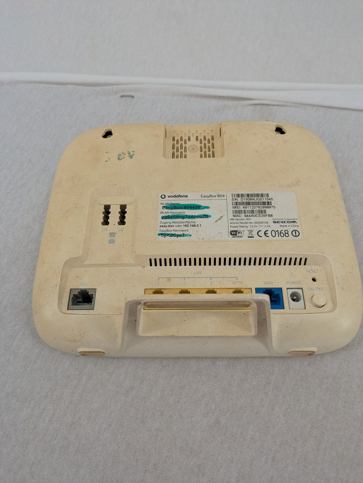 Vodafone beige wireless router EasyBox 804 with multiple LAN ports and DSL connection.