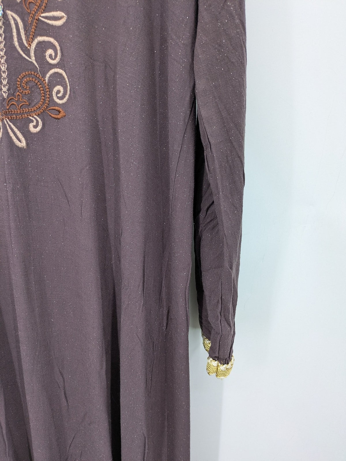 RAWAA gold maxikleid kaftan mit floraler Stickerei und glitzerndem Material, lange Ärmel.
