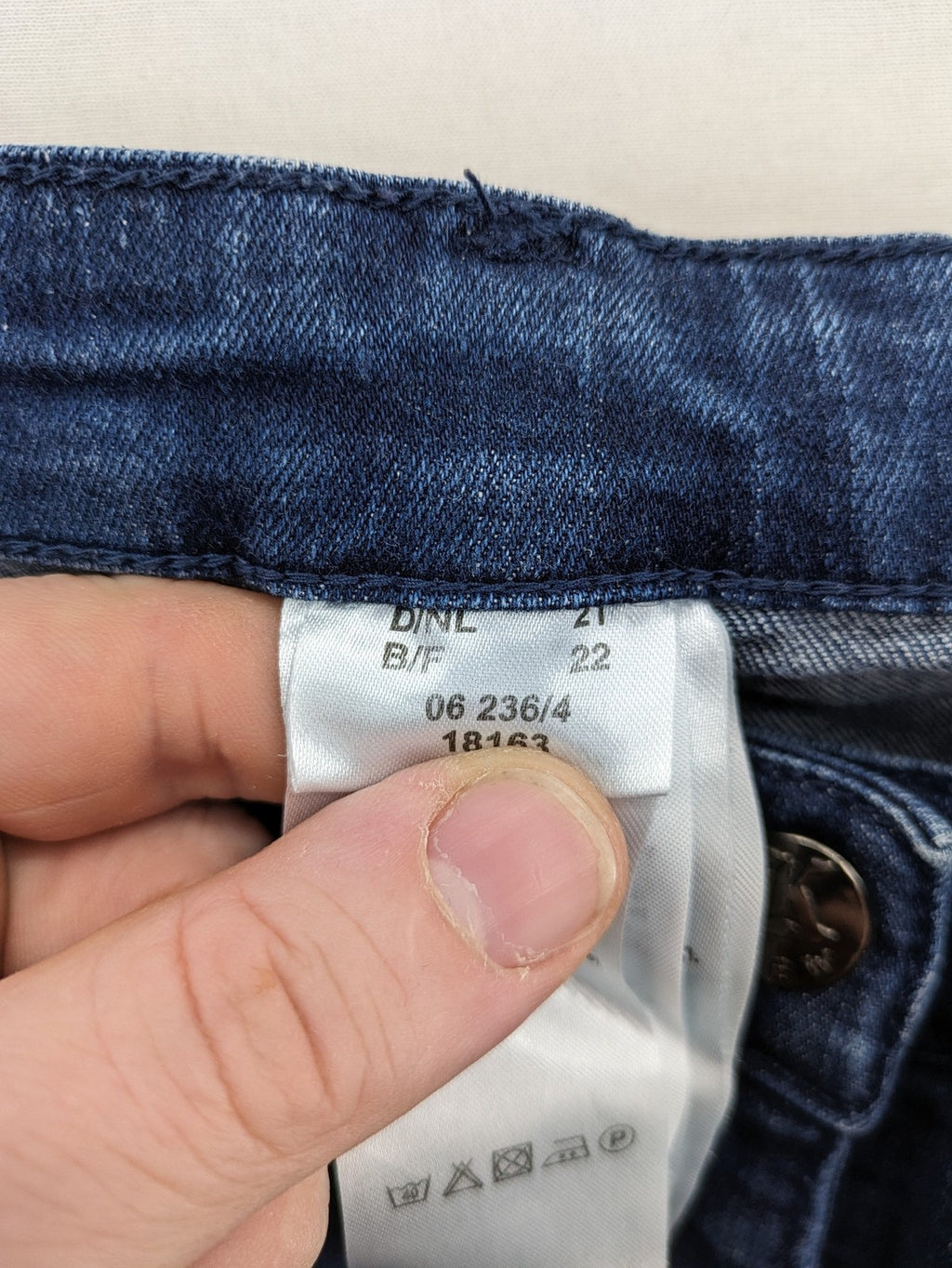 Damen blue straight jeans with embellished back pockets, cotton-elastane blend, mid-rise.
