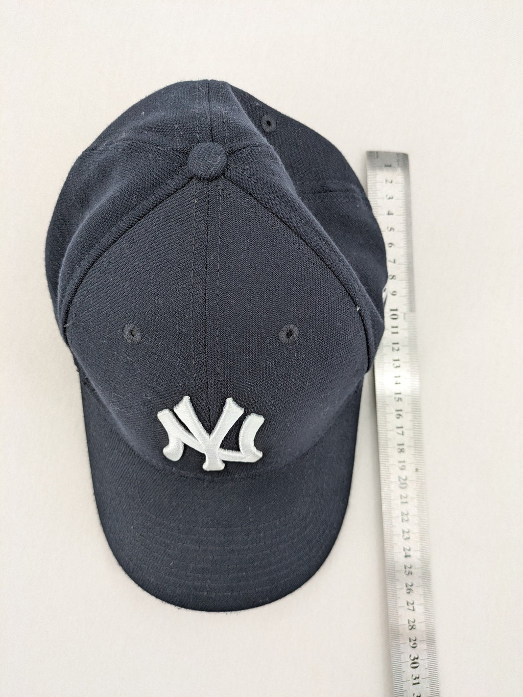 New Era 39THIRTY cap navy blue embroidered New York Yankees logo, stretch-fit design.
