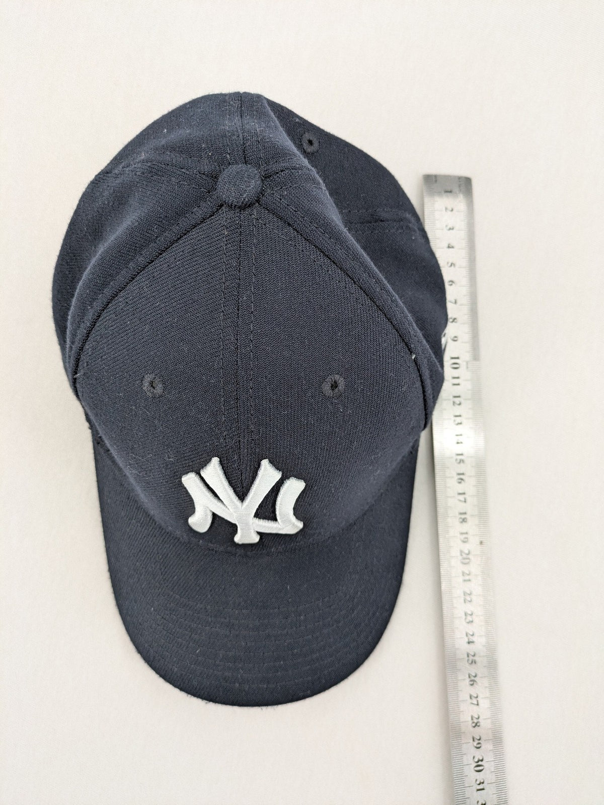 New Era 39THIRTY cap navy blue embroidered New York Yankees logo, stretch-fit design.