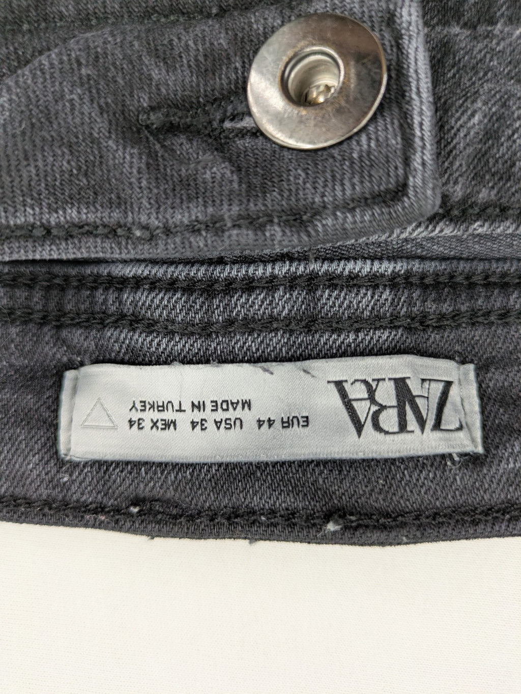 Zara slim fit jeans grey washed with distressed details and frayed hem.