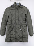 Vero Moda green puffer coat with quilted design and hood, featuring zipper and button closure.