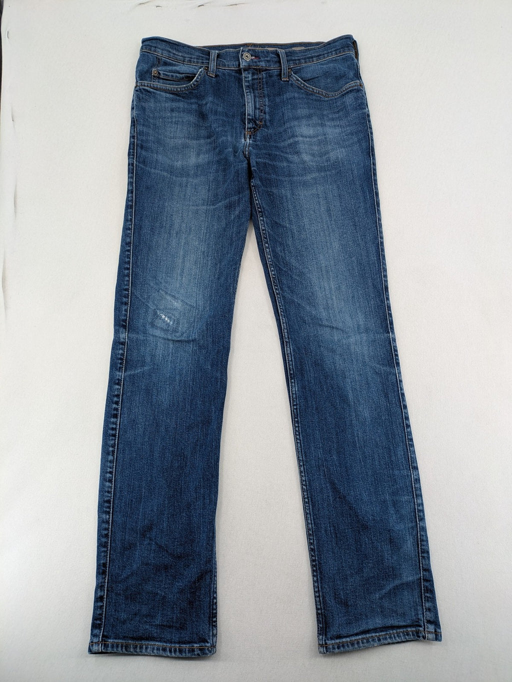 Mustang blue tapered jeans with slim fit, medium rise, and classic denim texture.