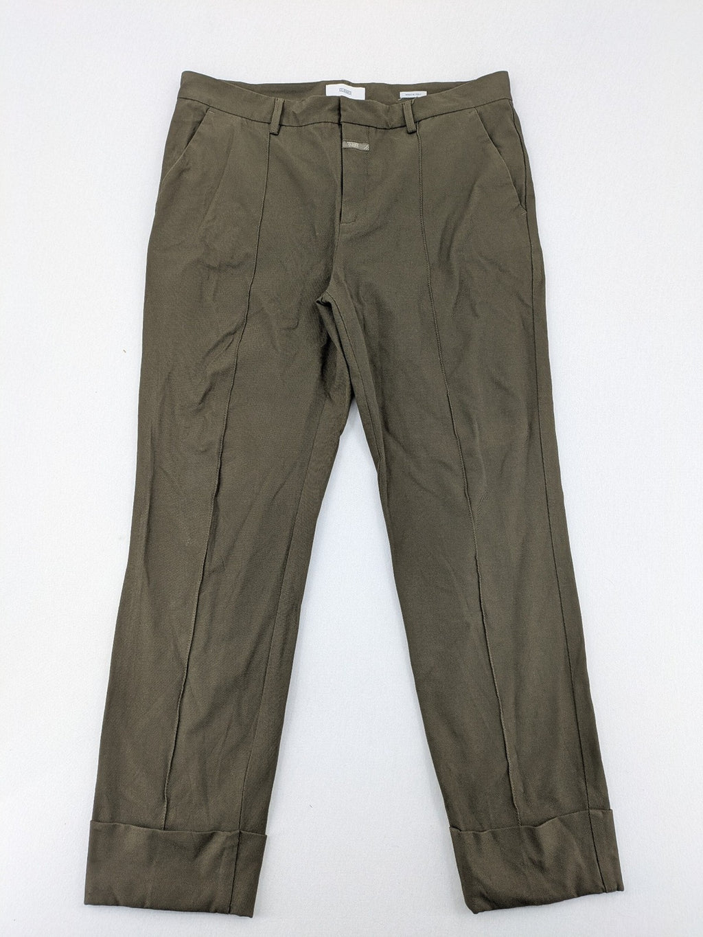 CLOSED khaki pants with vertical seam details and stretch waistband, made from cotton blend.