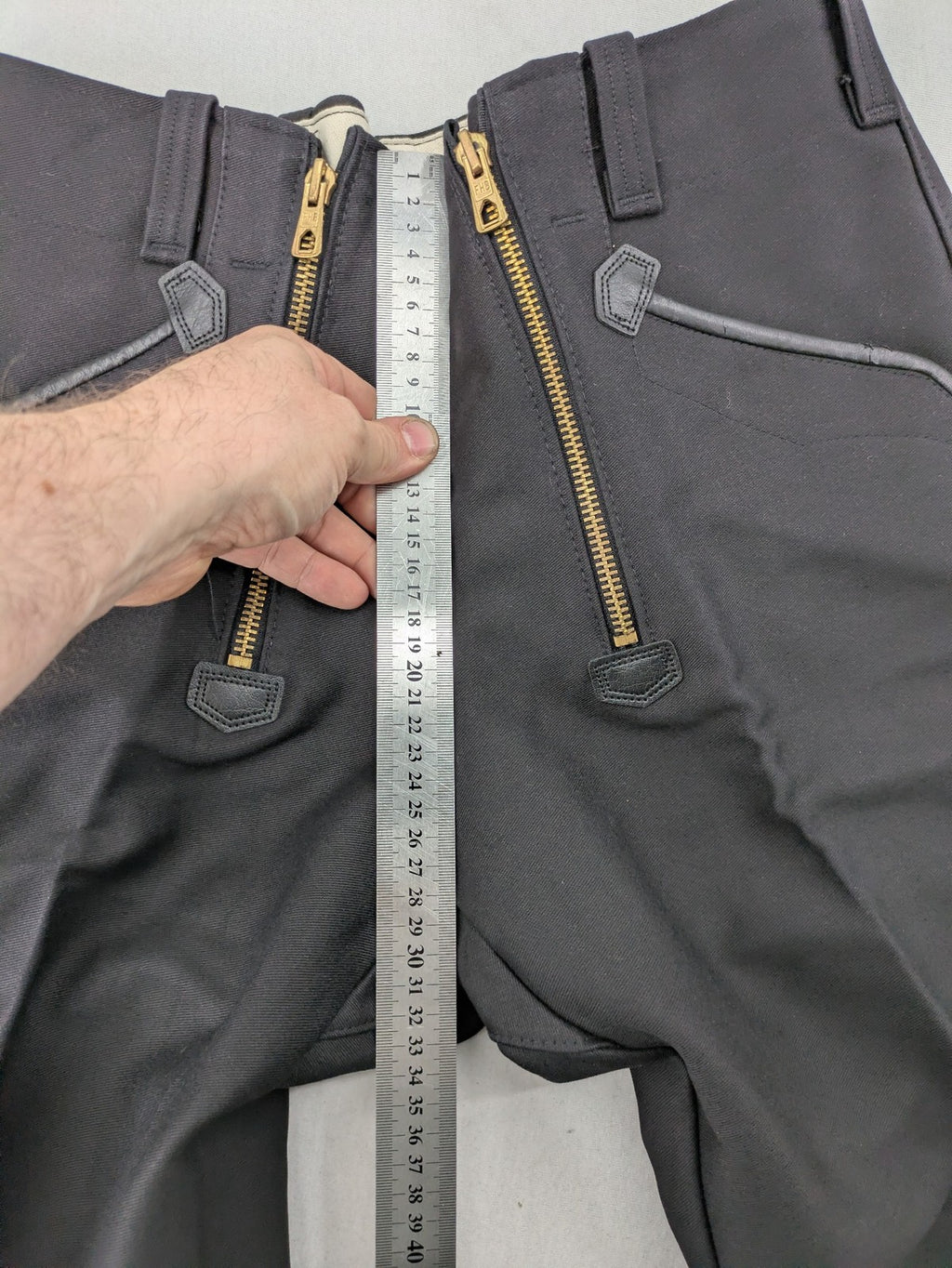 FHB hunting pants grey with double zipper and leather reinforcements, made from 100% cotton.