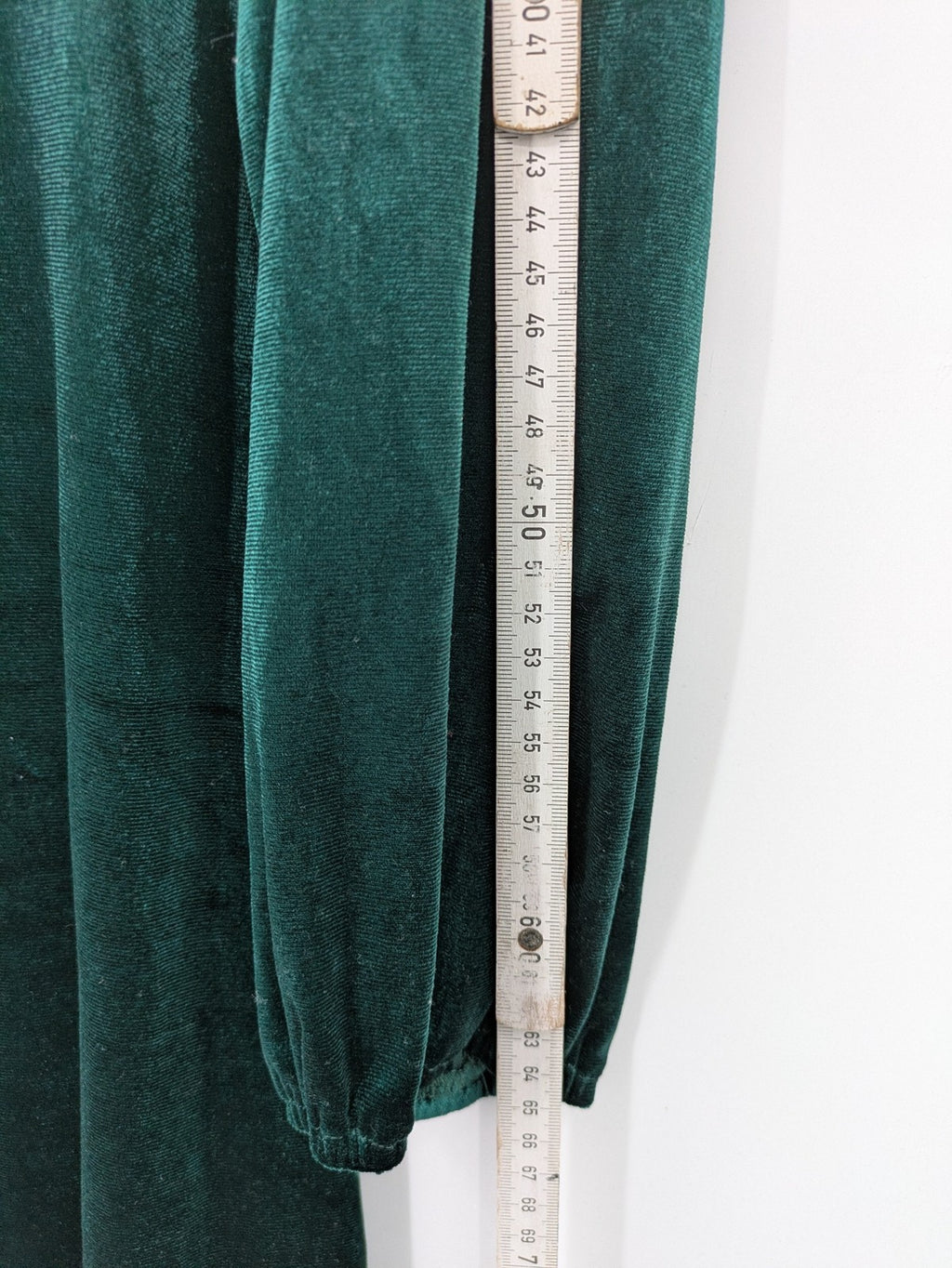 Elegant green velvet midi dress with long sleeves and round neckline, size XXL.