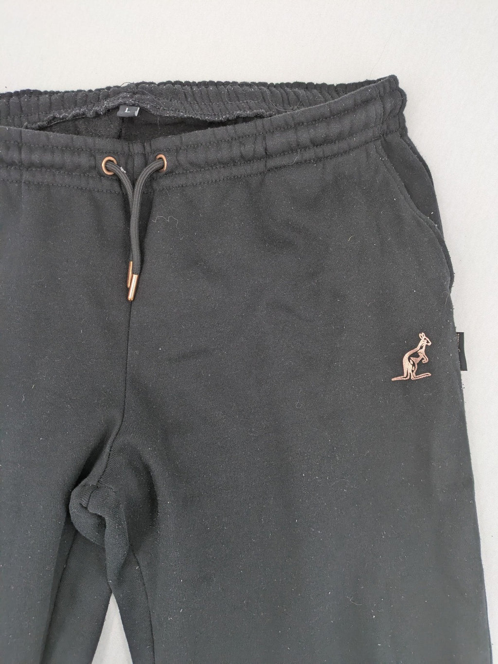Kuyruun black jogging pants with kangaroo logo, elastic waistband, and ribbed cuffs.