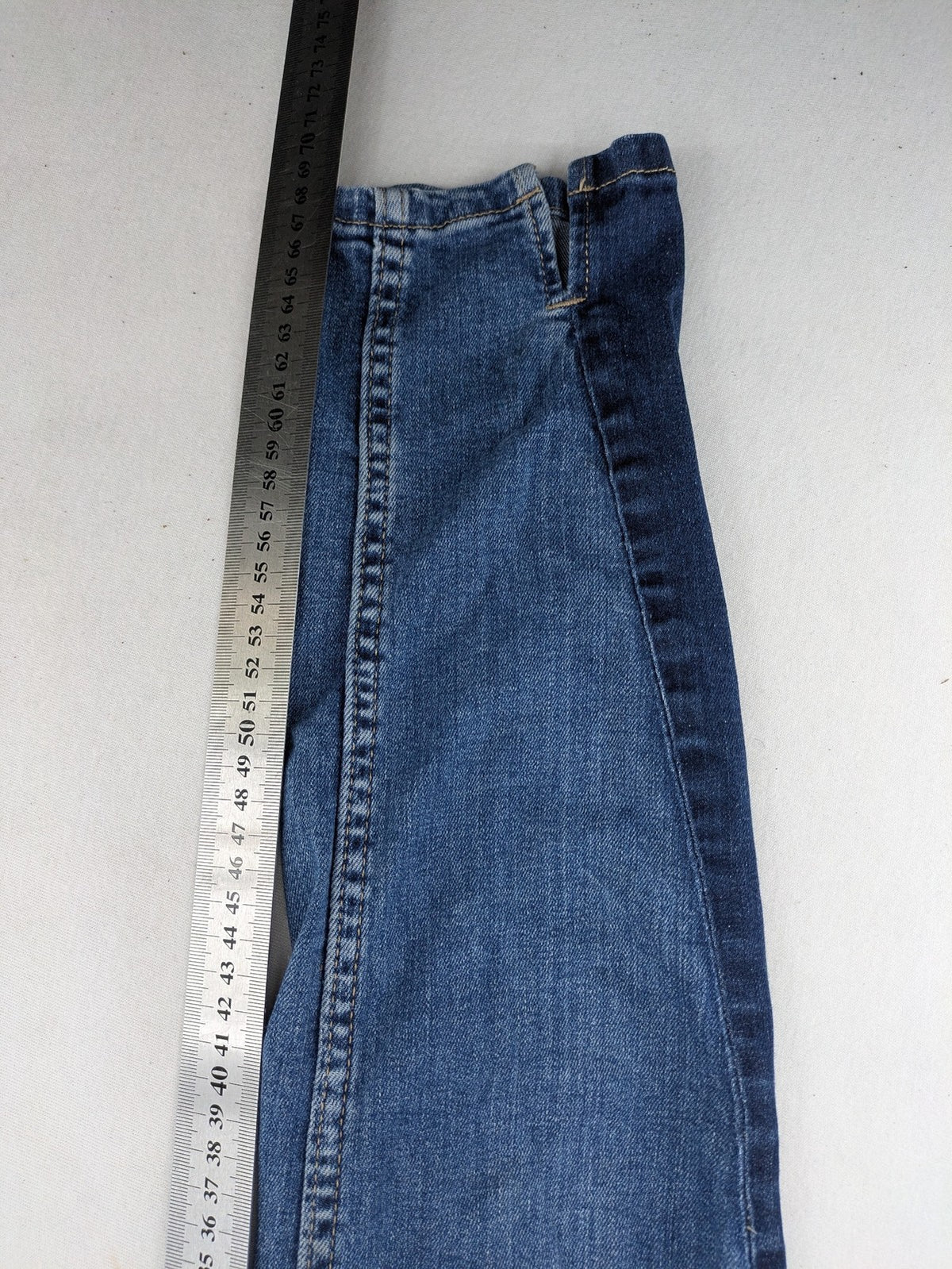 Yessica blue skinny jeans with two-tone side stripe and classic five-pocket design.