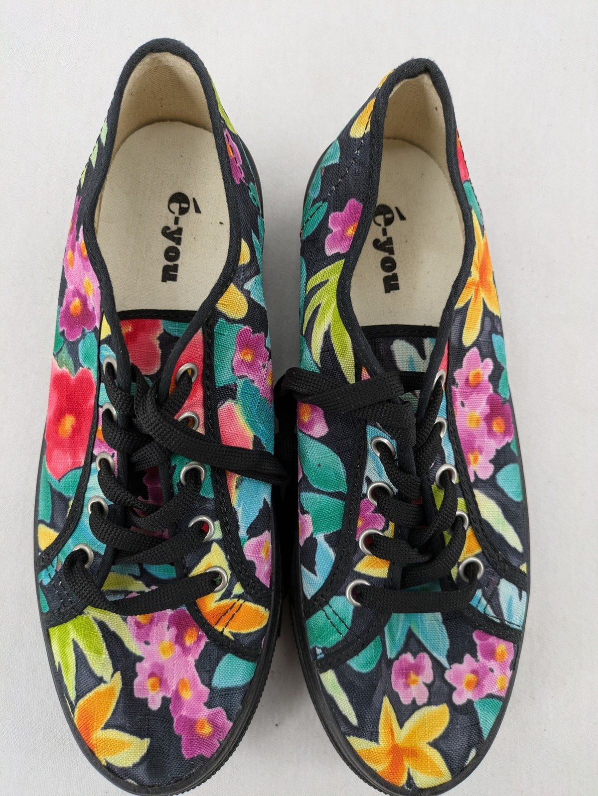 é-you multi floral pattern sneakers on black fabric with comfortable plateau sole and laces