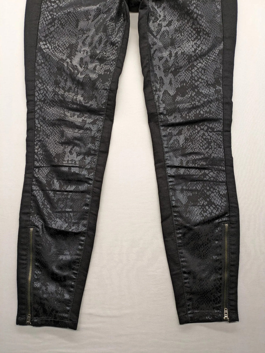 Tom Tailor black and grey skinny jeans with snake print and ankle zippers.
