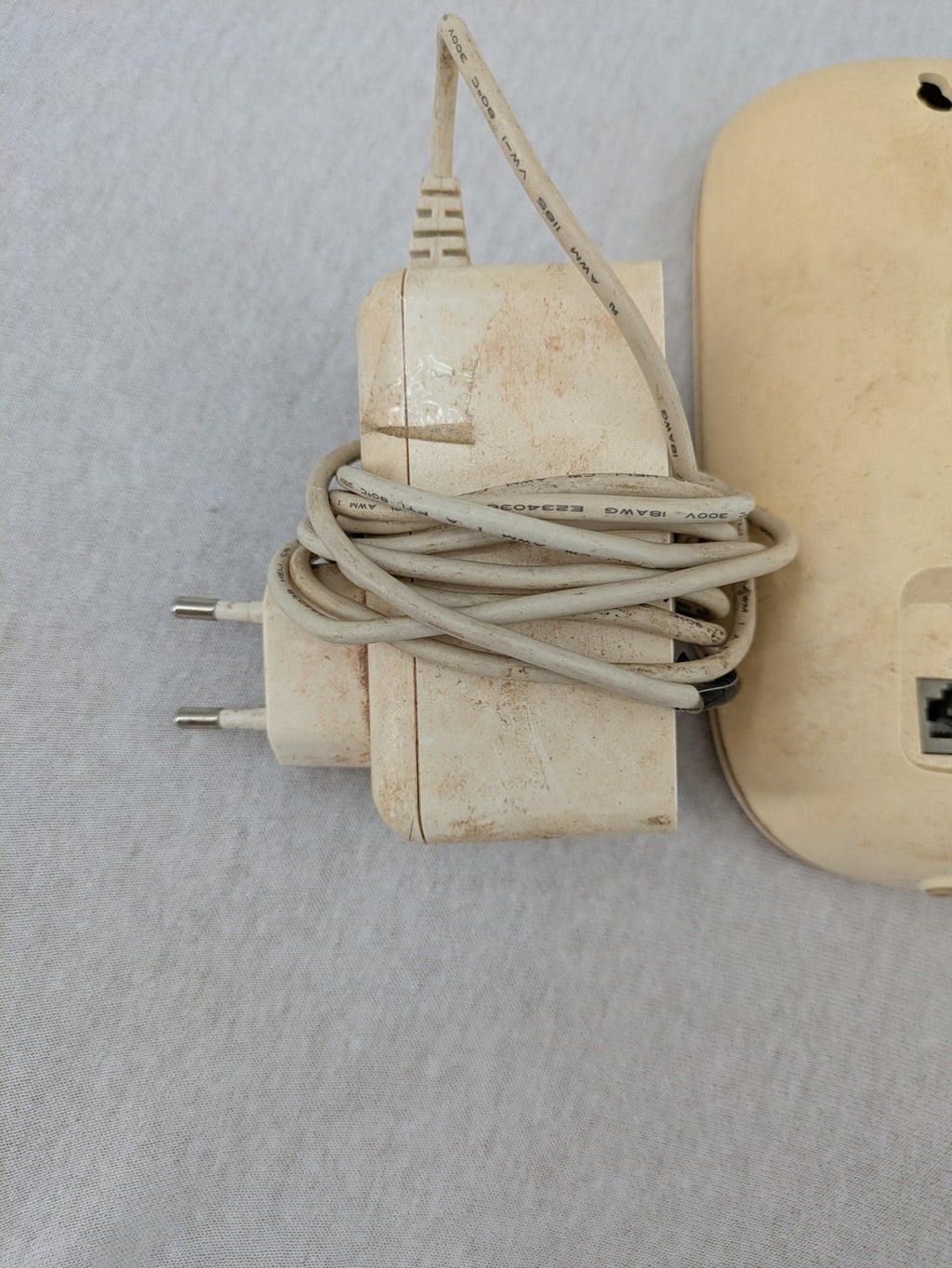 Vodafone beige wireless router EasyBox 804 with multiple LAN ports and DSL connection.