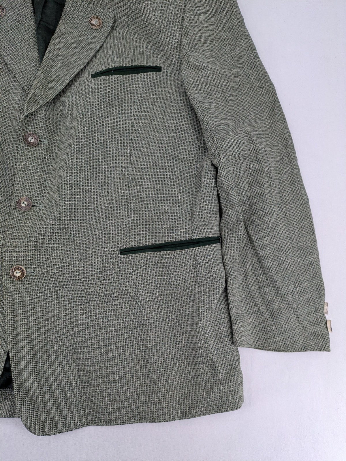 Traunsee Trachten green jacket with standing collar, decorative buttons, and premium wool-linen blend.