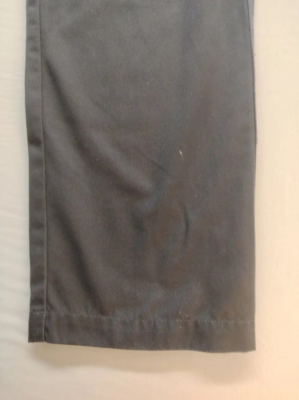 Herren grey cargo pants with multiple pockets, elastic waistband, durable polyester-cotton blend.