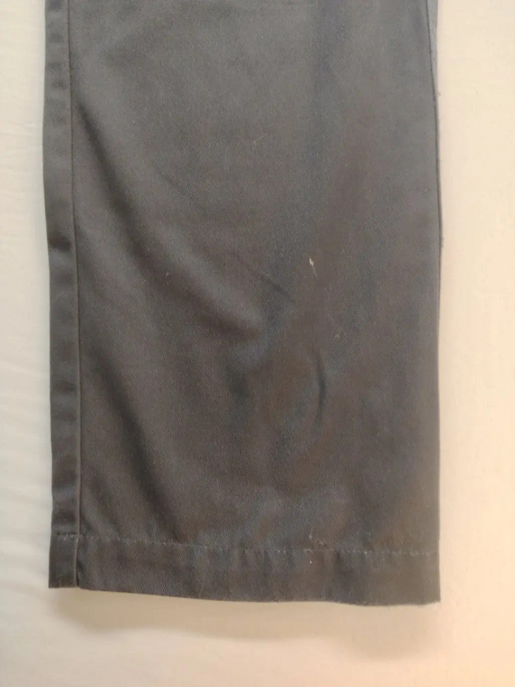 Herren grey cargo pants with multiple pockets, elastic waistband, durable polyester-cotton blend.