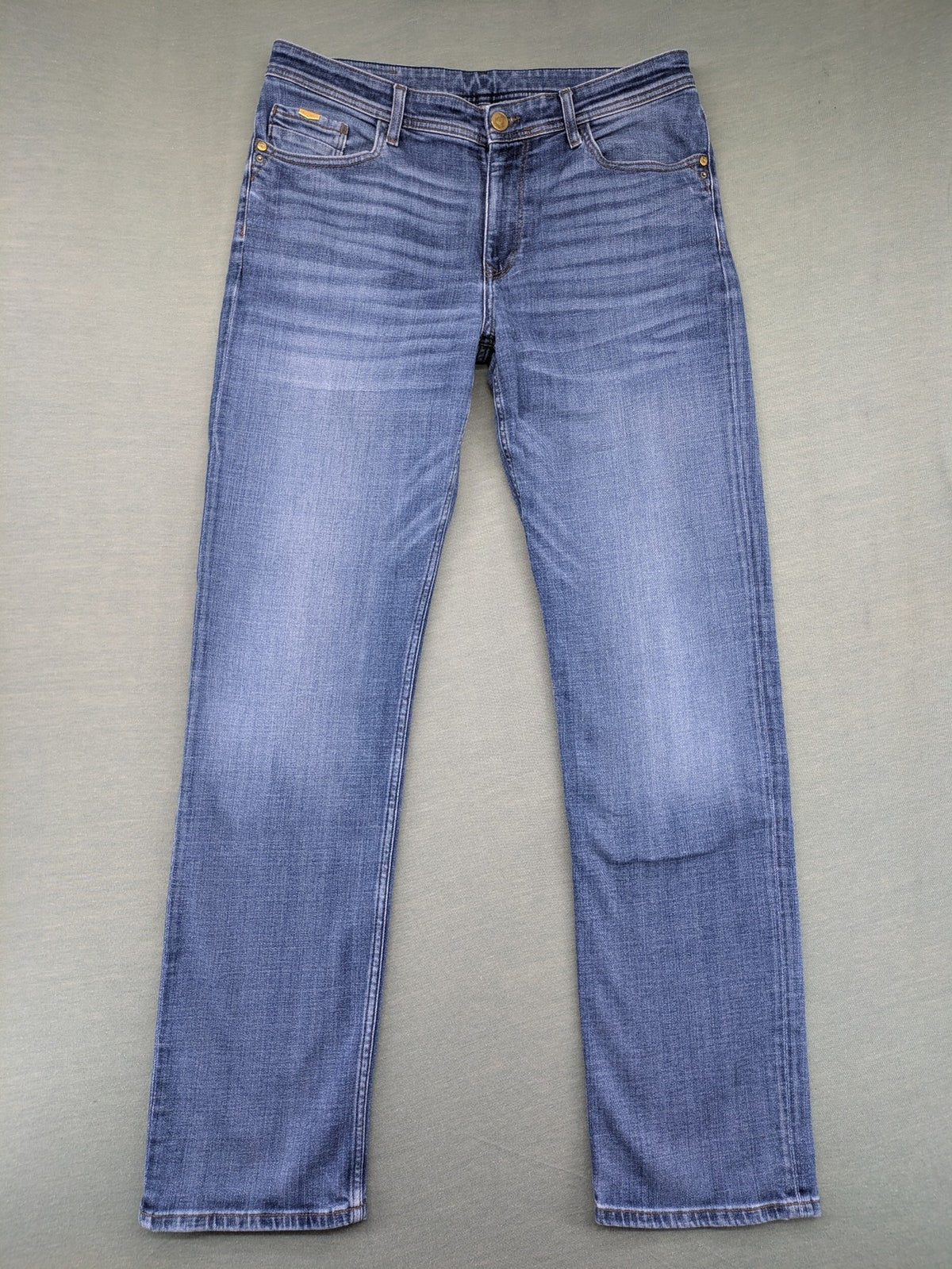 Cross Jeans blue straight fit denim jeans, classic five-pocket design, medium wash.