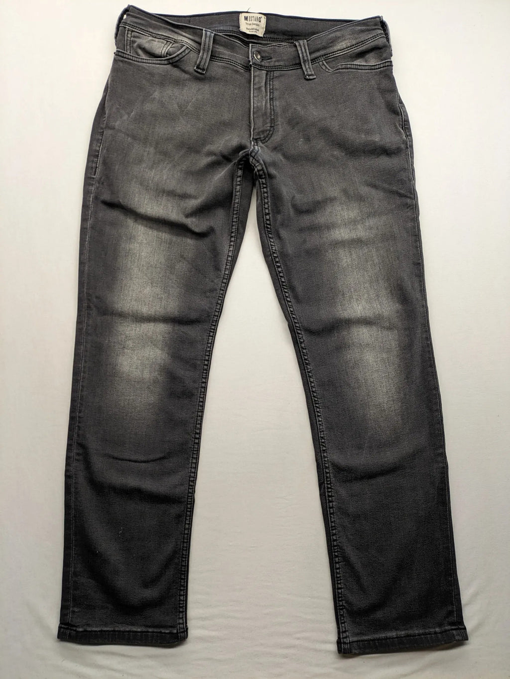 Mustang straight jeans grey washed look with classic 5-pocket design and zipper.