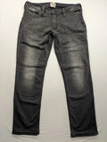 Mustang straight jeans grey washed look with classic 5-pocket design and zipper.