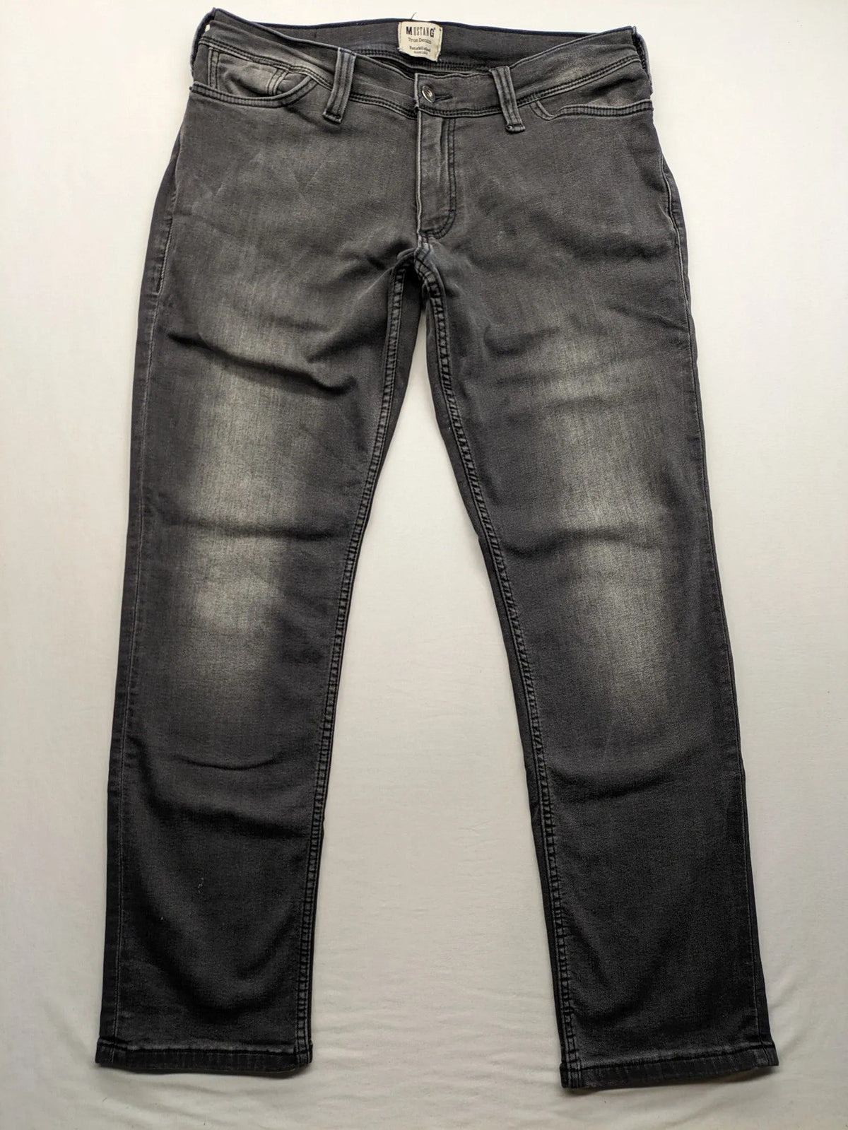Mustang straight jeans grey washed look with classic 5-pocket design and zipper.