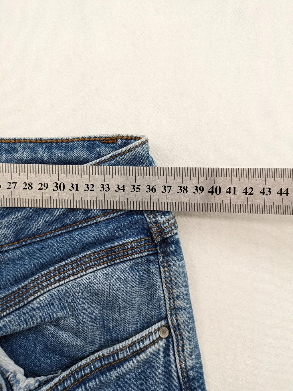 Yessica blue skinny jeans high waist with double button closure and five-pocket style.