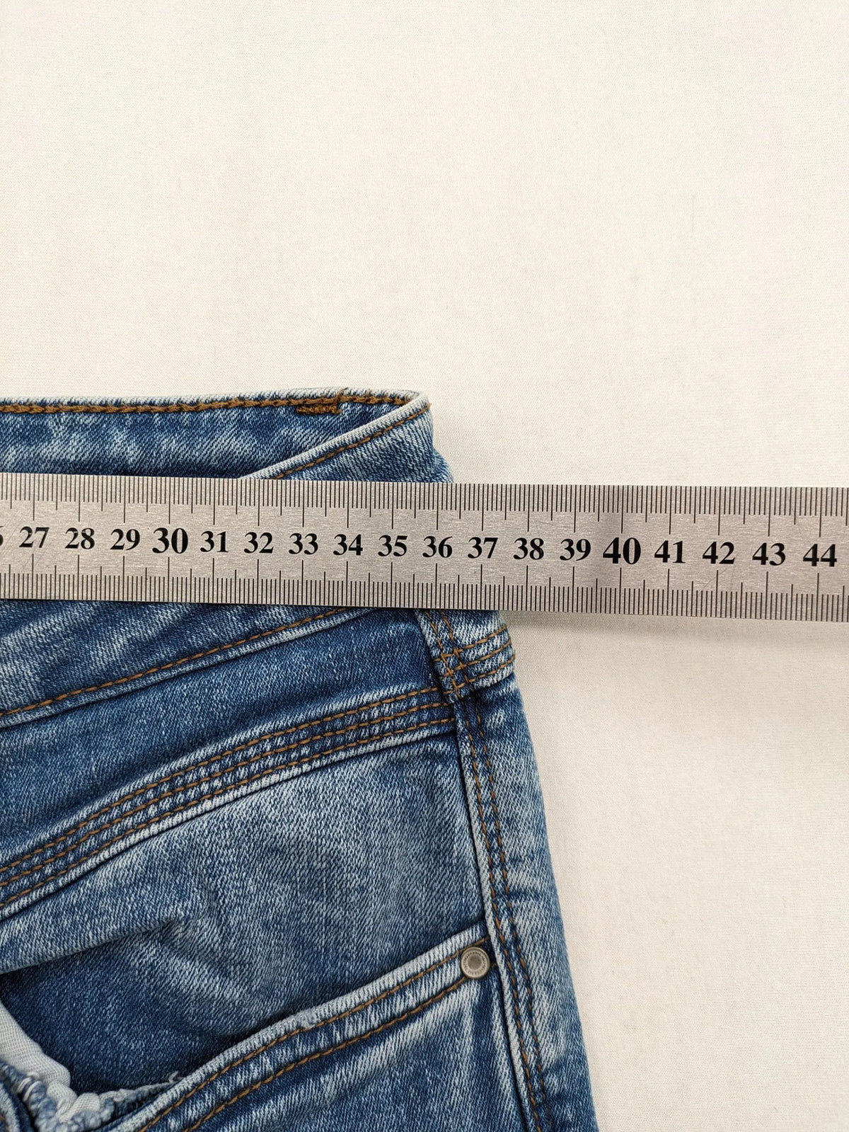 Yessica blue skinny jeans high waist with double button closure and five-pocket style.