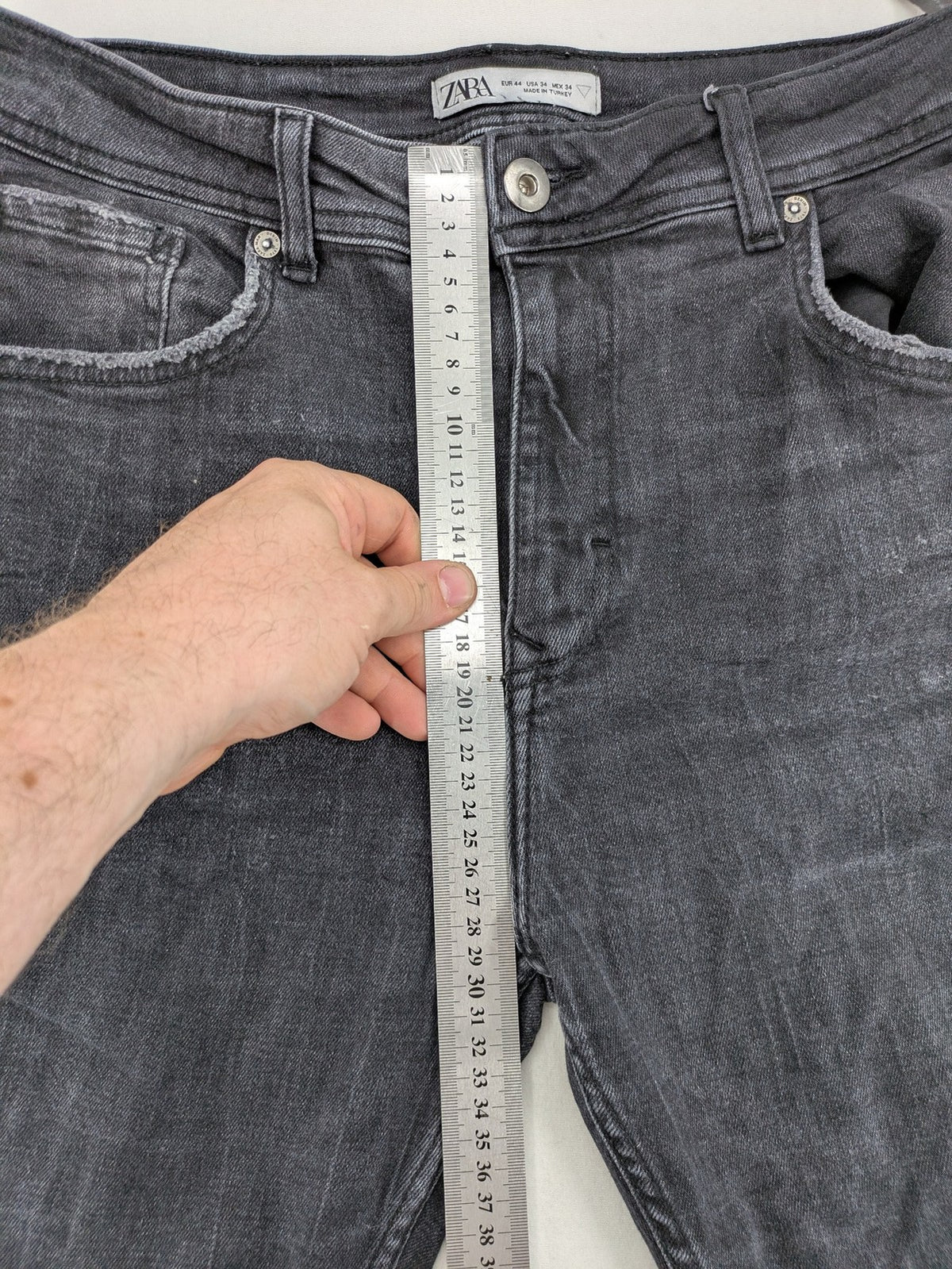 Zara slim fit jeans grey washed with distressed details and frayed hem.