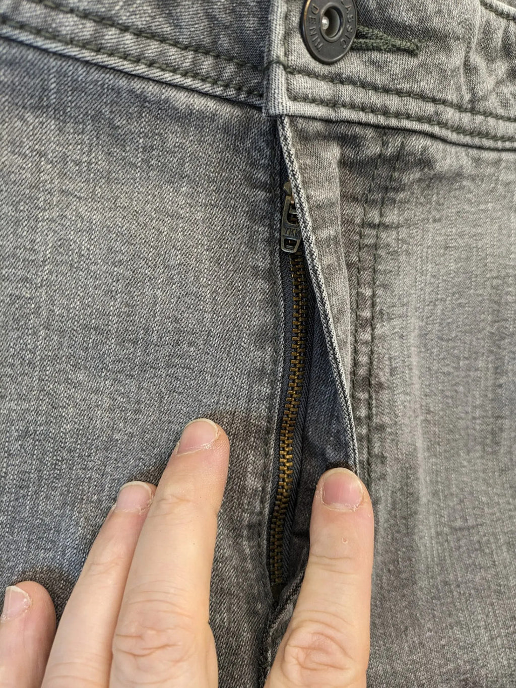 Charles Vögele grey straight leg jeans five-pocket design with zipper, stretch material.
