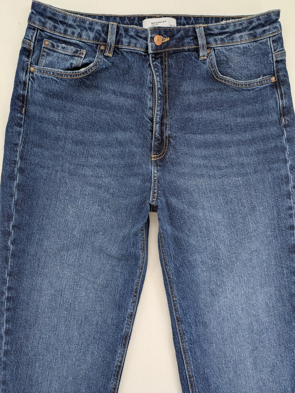 Reserved blue straight jeans high waist with classic fit and stretch cotton material.