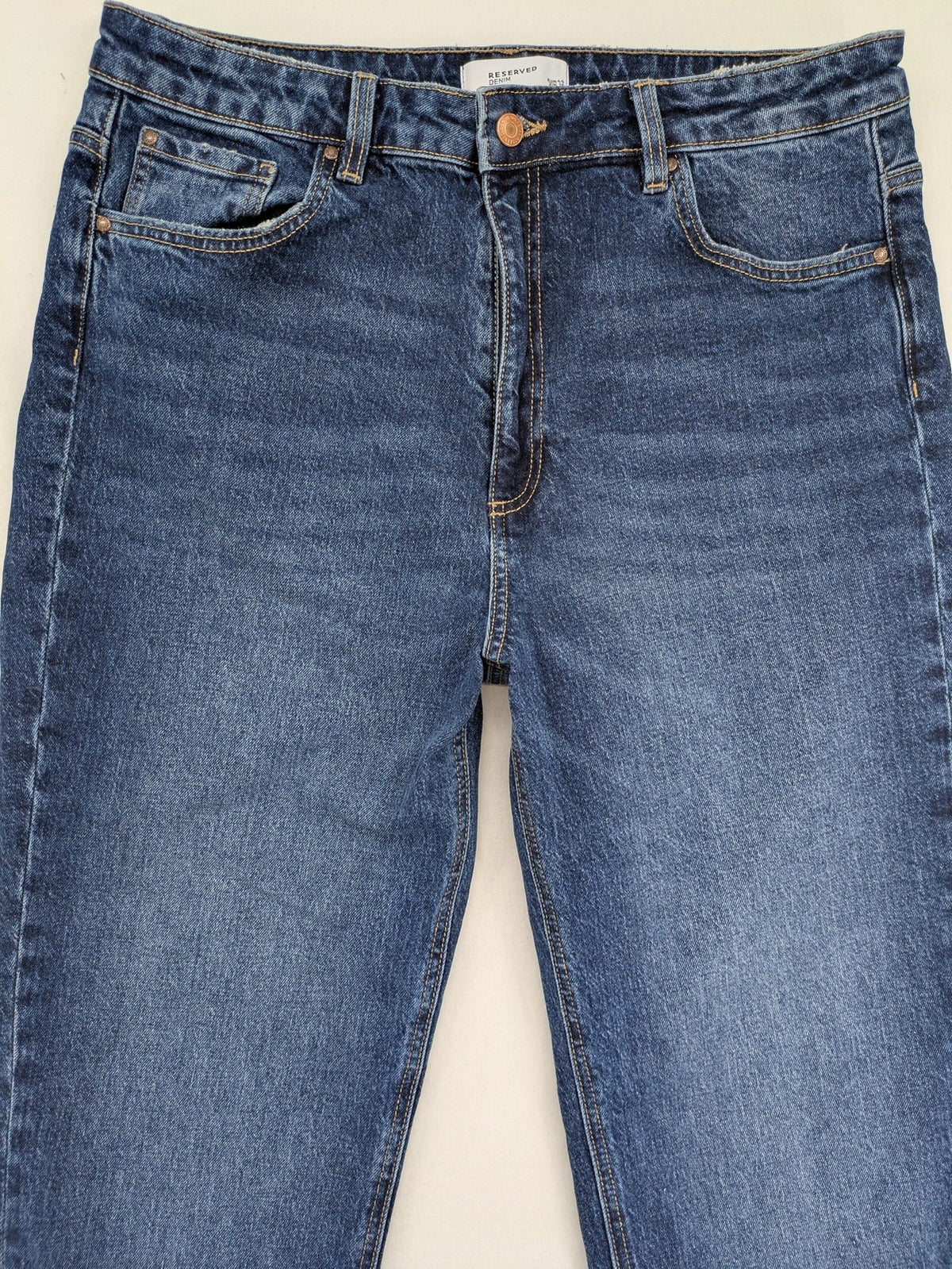 Reserved blue straight jeans high waist with classic fit and stretch cotton material.